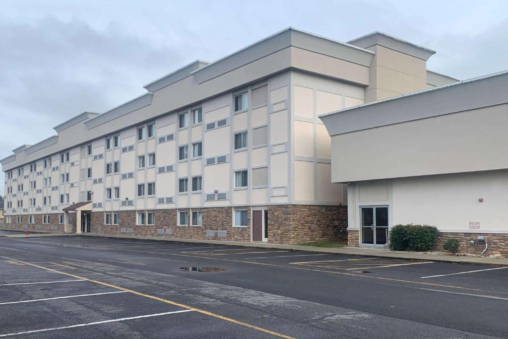 un parcheggio vuoto di fronte a un grande edificio di Wyndham Garden Dover a Dover