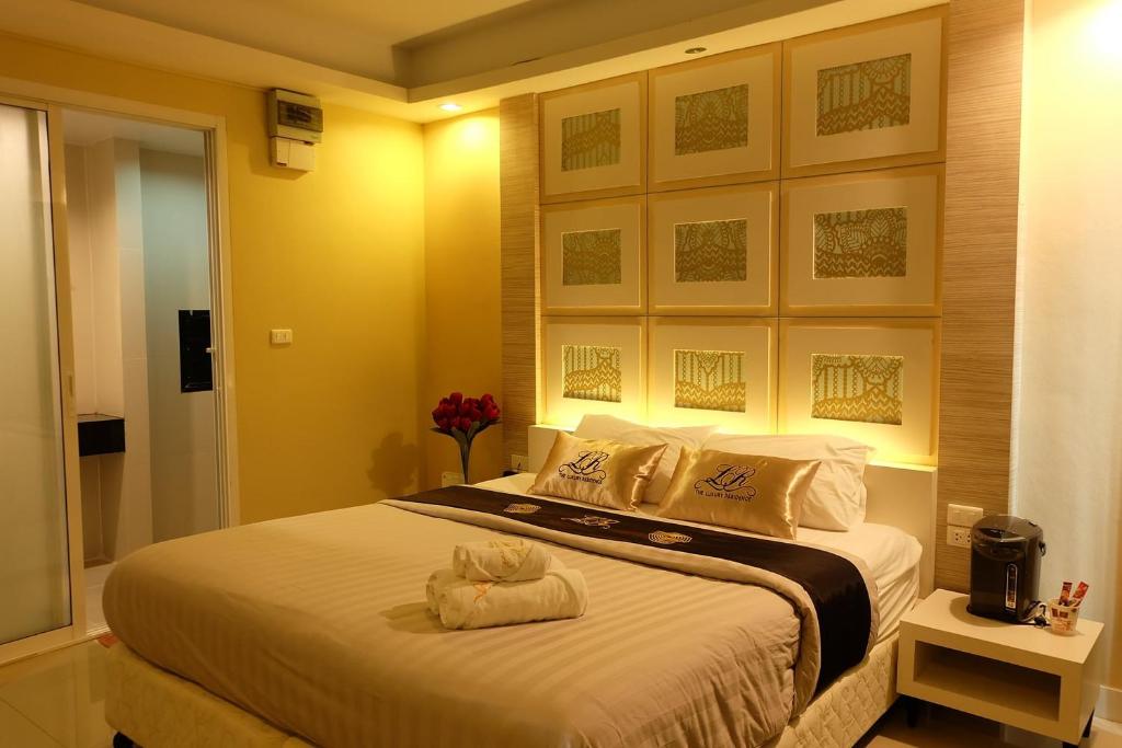 1 dormitorio con 1 cama grande en una habitación en The Luxury Residence en Songkhla