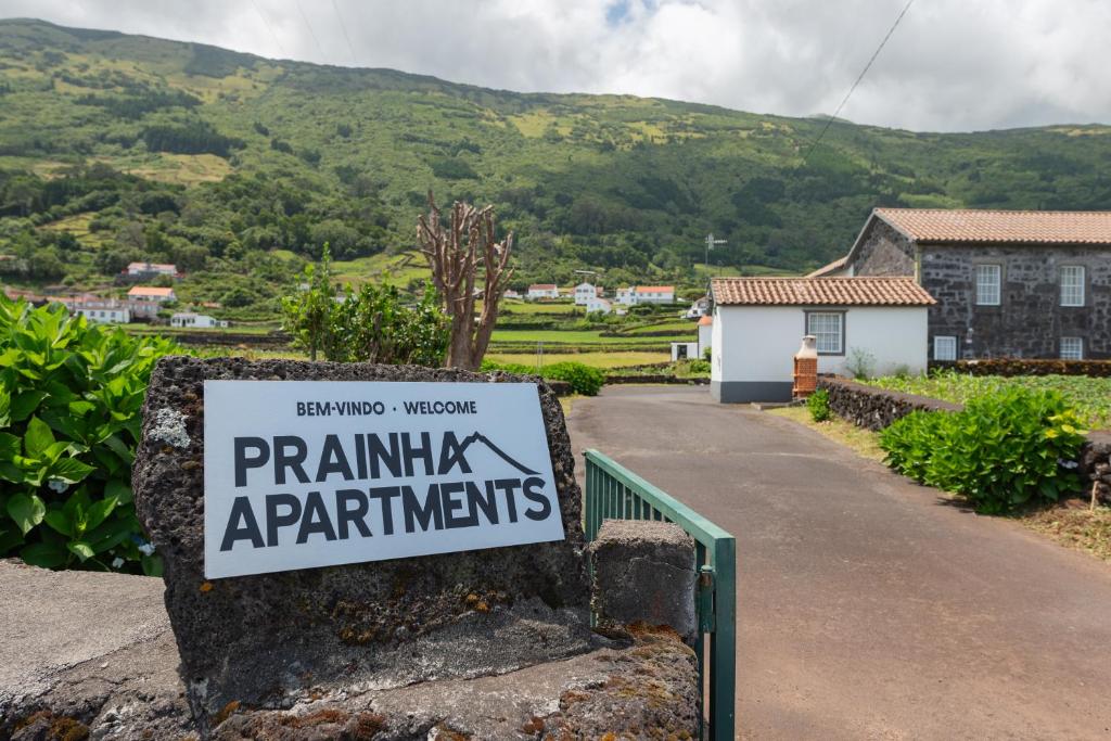un panneau pour un appartement pharmaceutique dans un village dans l'établissement Prainha Apartments, à São Roque do Pico
