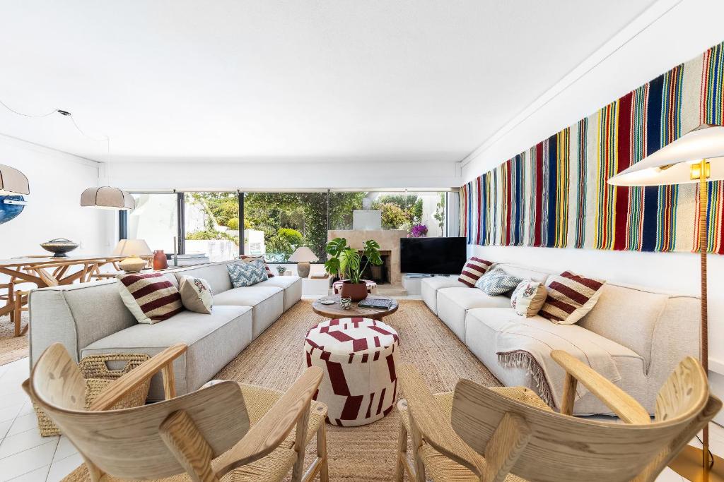 a living room with a couch and chairs at Quinta do Lago, Victory Village N 63 in Almancil