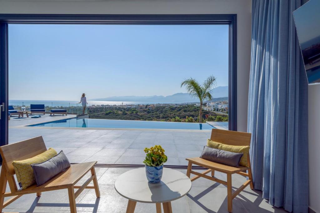 uma sala de estar com vista para o oceano em Kali Thea Villas em Hersonissos