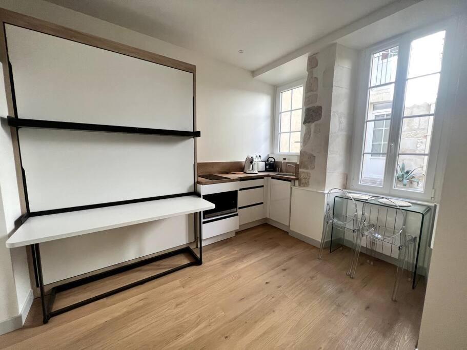 - une cuisine avec un grand réfrigérateur blanc dans la chambre dans l'établissement Le Petit Albert - Coeur de ville, à La Rochelle