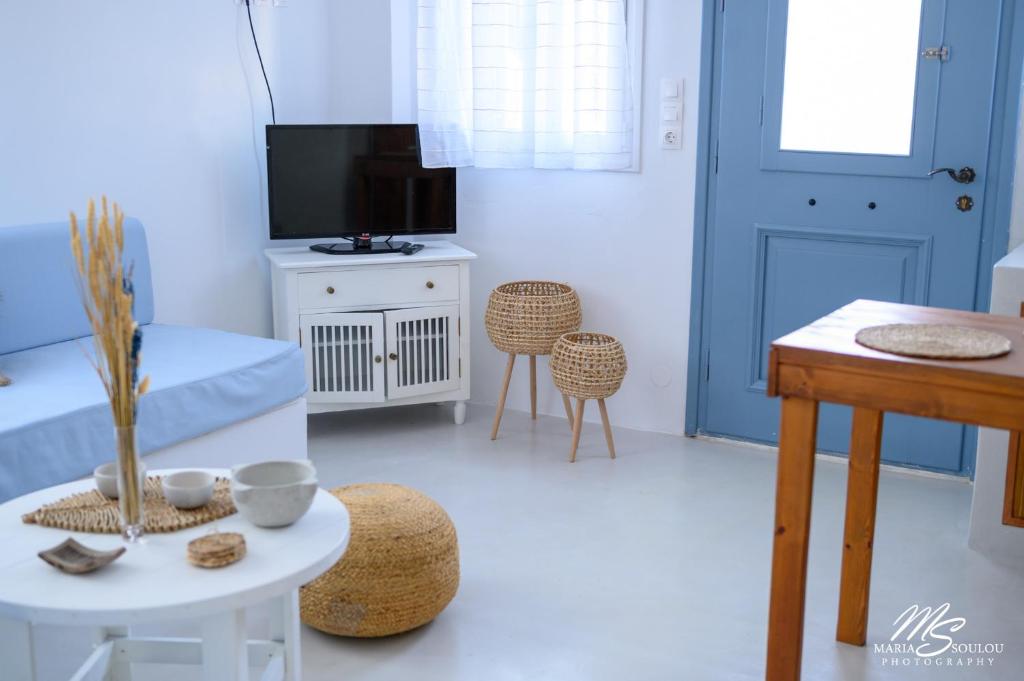 TV a/nebo společenská místnost v ubytování Siridaki Homes Leros