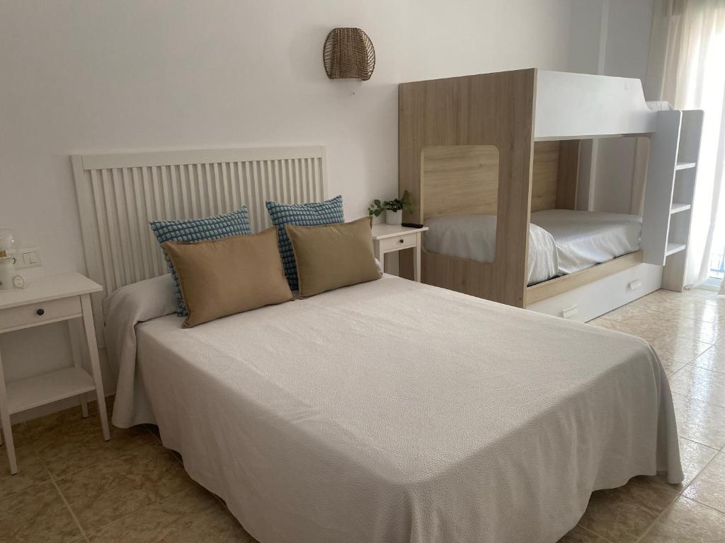 Postel nebo postele na pokoji v ubytování Hostal Andalucia