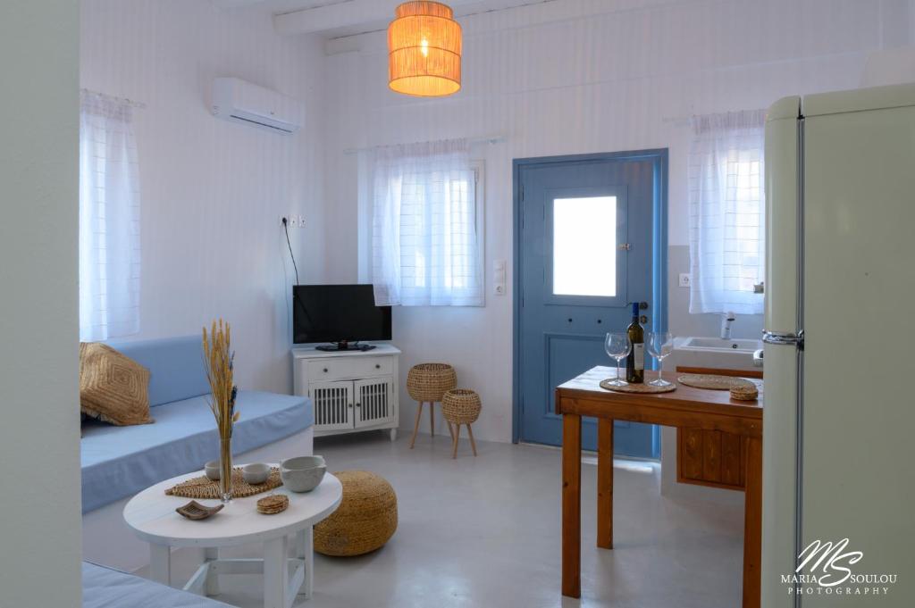TV a/nebo společenská místnost v ubytování Siridaki Homes Leros