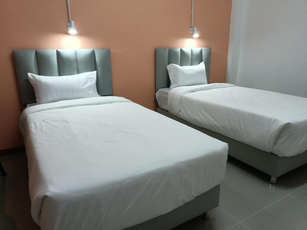 Postel nebo postele na pokoji v ubytování โรงแรม เดอะพีช / The Peach hotel