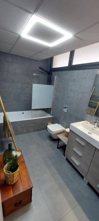 Fotografie z fotogalerie ubytování Chalet con piscina, terraza y barbacoa v destinaci Pallaresos