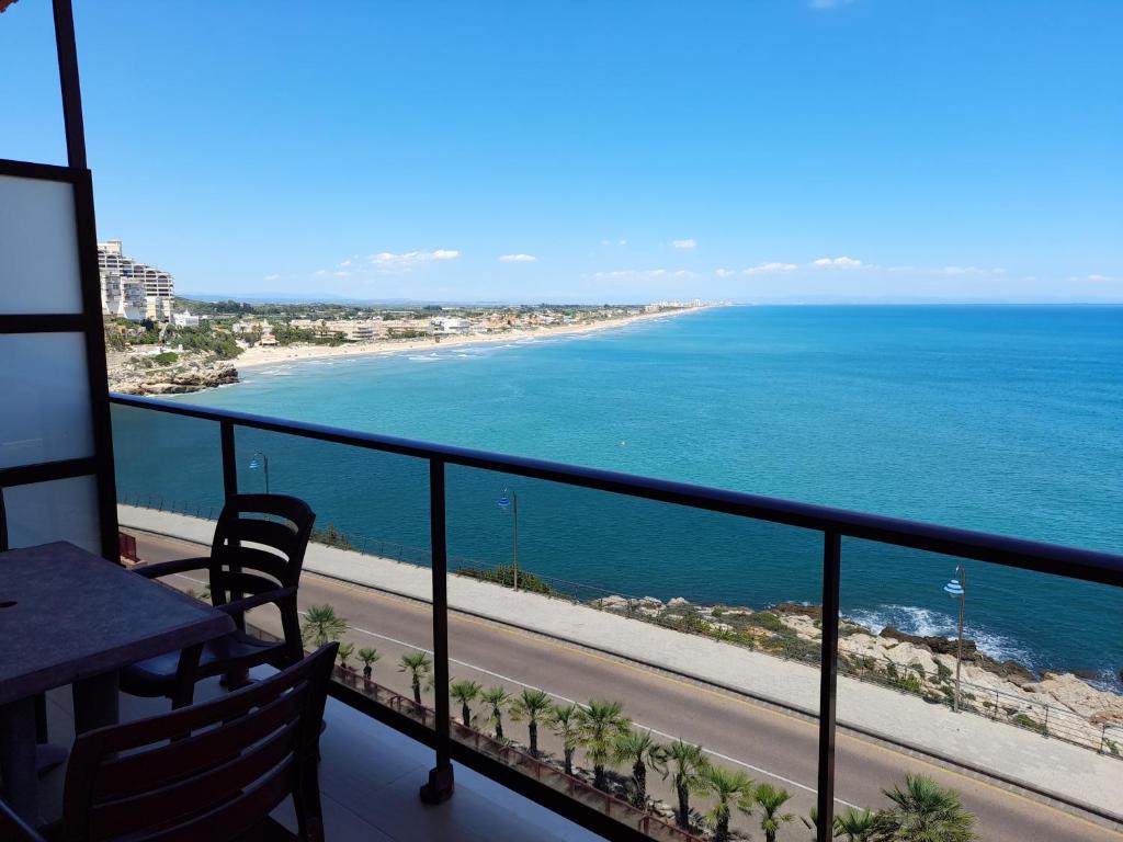 Elle comprend un balcon offrant une vue sur l'océan. dans l'établissement Aparthotel El Faro, à Cullera