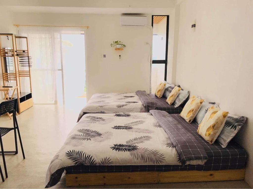 een slaapkamer met 2 bedden in een kamer bij Happy Island Inn in Virac
