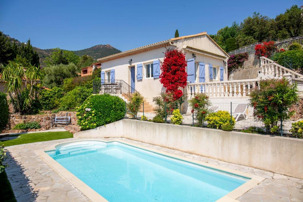 una casa con piscina frente a ella en Villa La Cigalette Gaiasvillas, en Théoule-sur-Mer