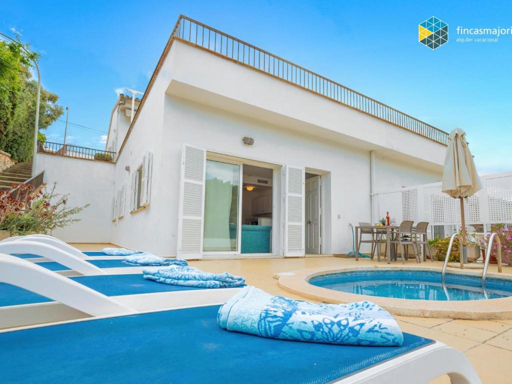 Villa con piscina y casa en Cala Mendia Beach, en Cala Mendia