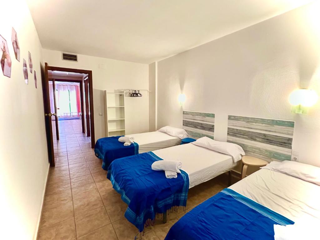 A bed or beds in a room at Apartamento para 6 a 5 min Port Aventura en Hotel Festival Village