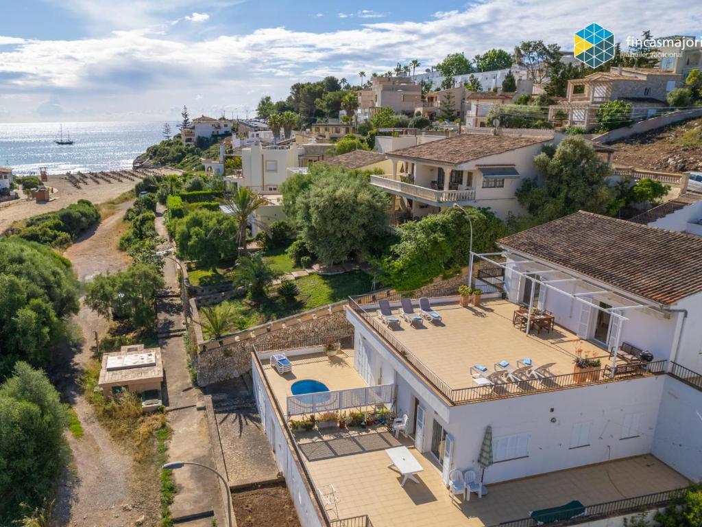 Cala Mendia的住宿－Cala Mendia Holiday Home，房屋和海洋的空中景致