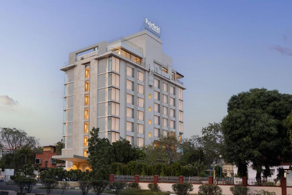 齋浦爾的住宿－雷迪森帕克旅館，一座高大的白色建筑,前面有树木