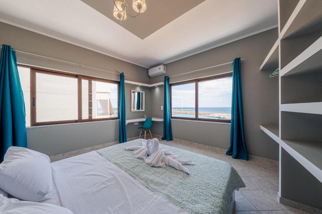 Postel nebo postele na pokoji v ubytování Luxury Sea View Apartment in Kolimvari