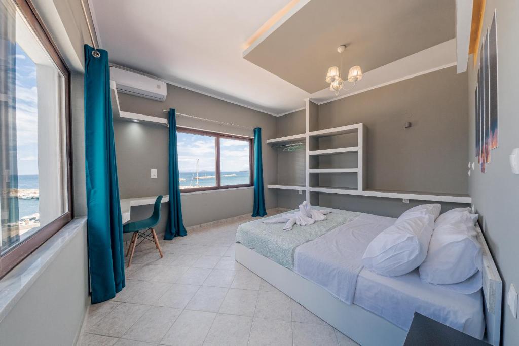 Postel nebo postele na pokoji v ubytování Luxury Sea View Apartment in Kolimvari