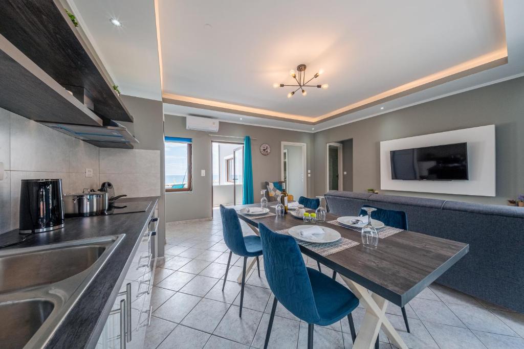 Kuchyň nebo kuchyňský kout v ubytování Luxury Sea View Apartment in Kolimvari