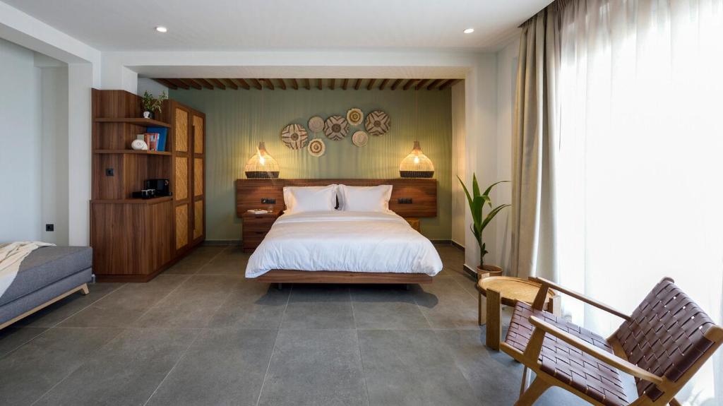 Postel nebo postele na pokoji v ubytování Amyntas Seafront Hotel