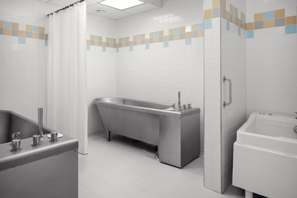 Koupelna v ubytování Harvey Spa Hotel