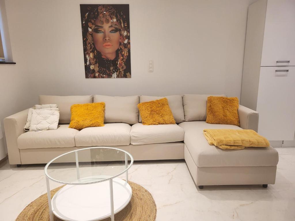 ein Wohnzimmer mit einem Sofa und einem Tisch in der Unterkunft Duplex neuf 2 chambres HUY in Huy