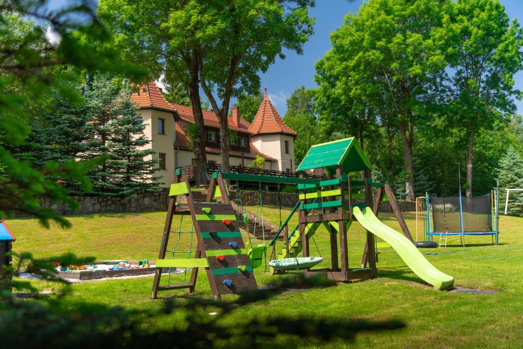 un parque con parque infantil con tobogán en Willa Wieżyczki en Świeradów-Zdrój