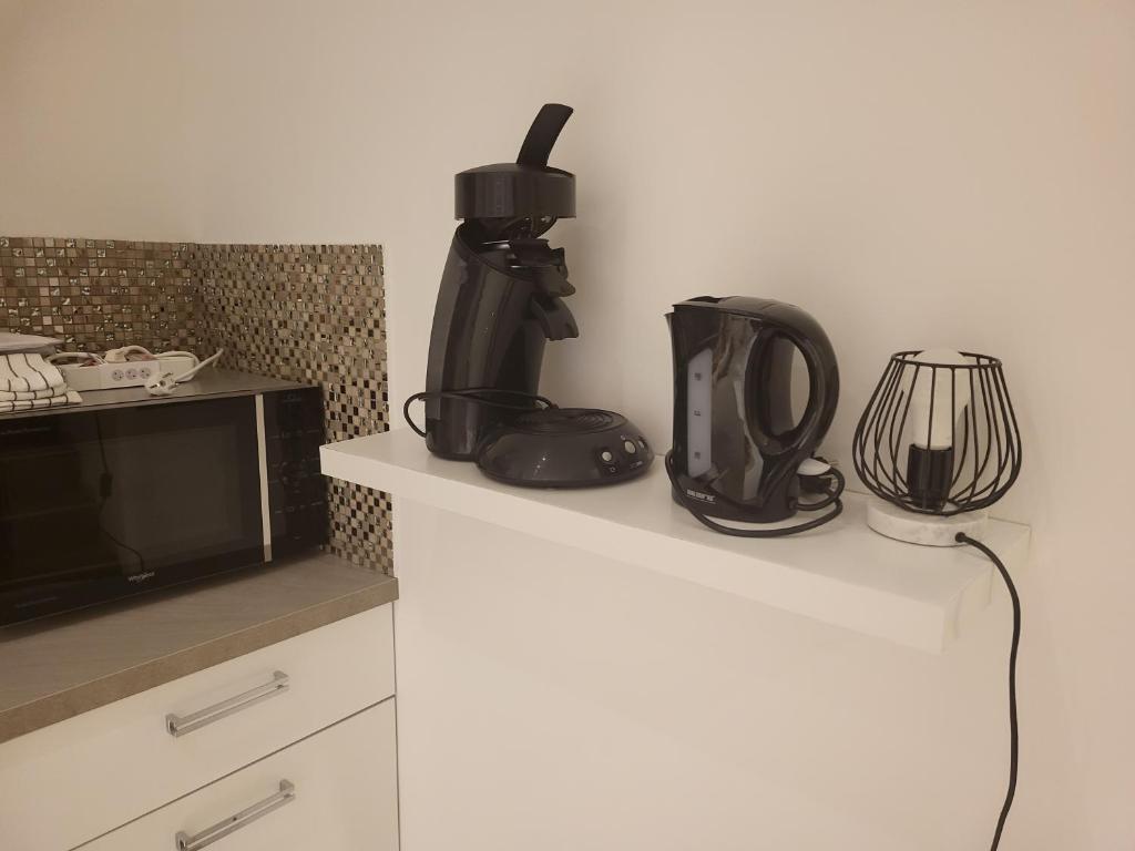 Příslušenství pro přípravu čaje a kávy v ubytování Duplex neuf 2 chambres HUY