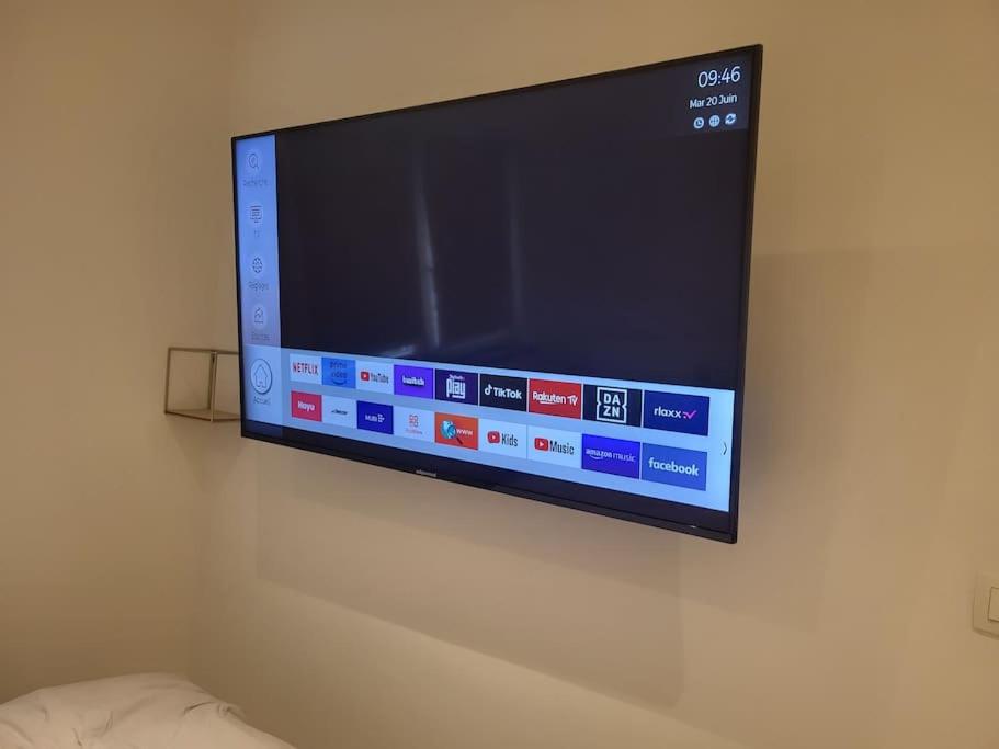 TV a/nebo společenská místnost v ubytování Duplex neuf 2 chambres HUY