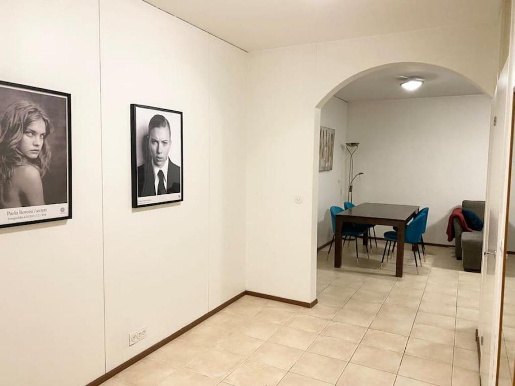 salon ze stołem i obrazami na ścianie w obiekcie PIHLAJISTO 1 - Spacious 4-bedroom condo with patio w Helsinkach