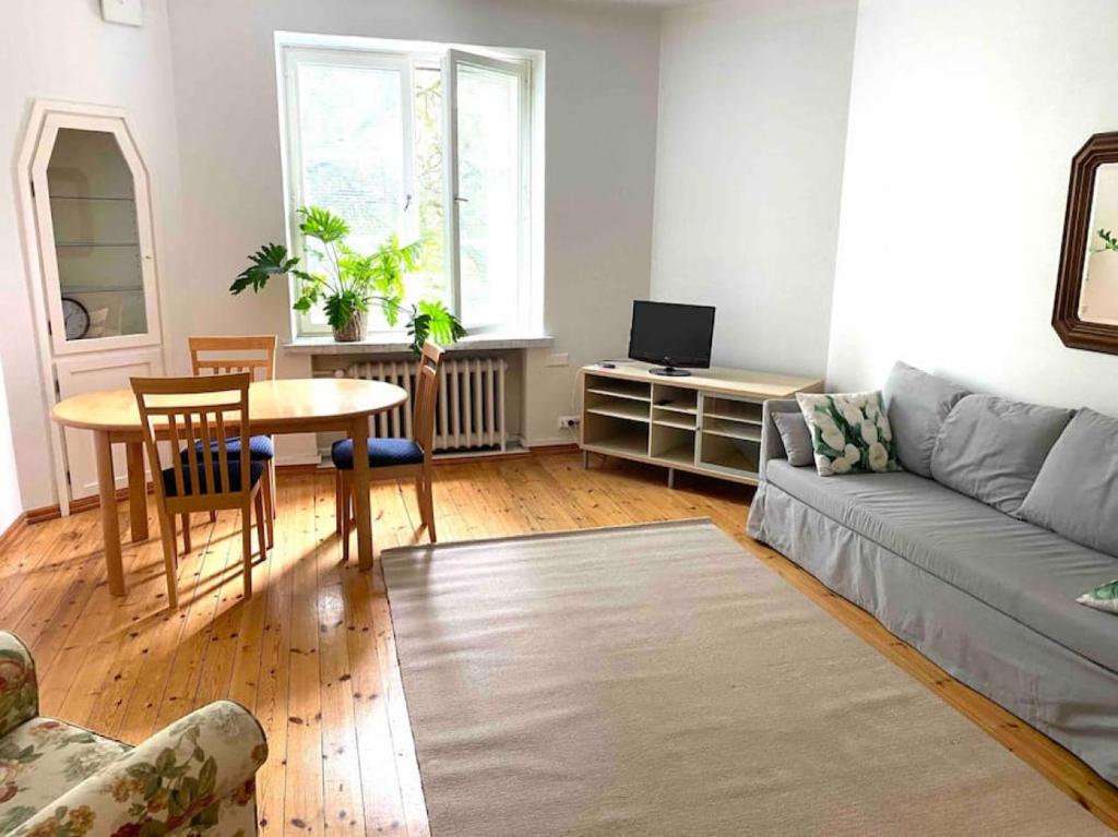 uma sala de estar com um sofá e uma mesa em KAMPPI - Perfect location right in Helsinki center em Helsinque