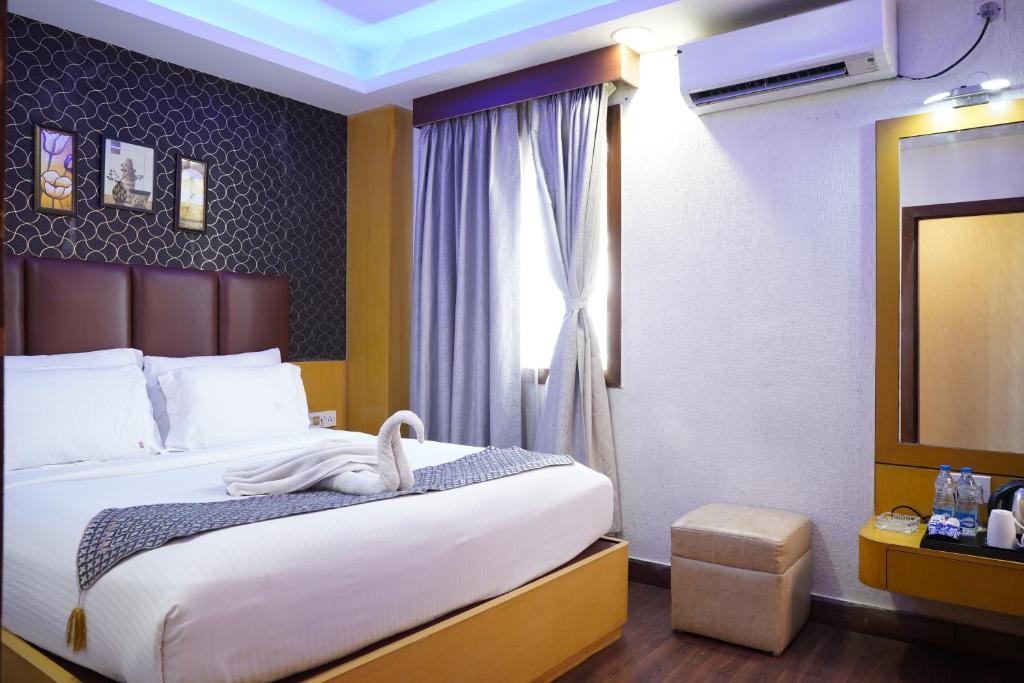 Postel nebo postele na pokoji v ubytování Hotel Emirates