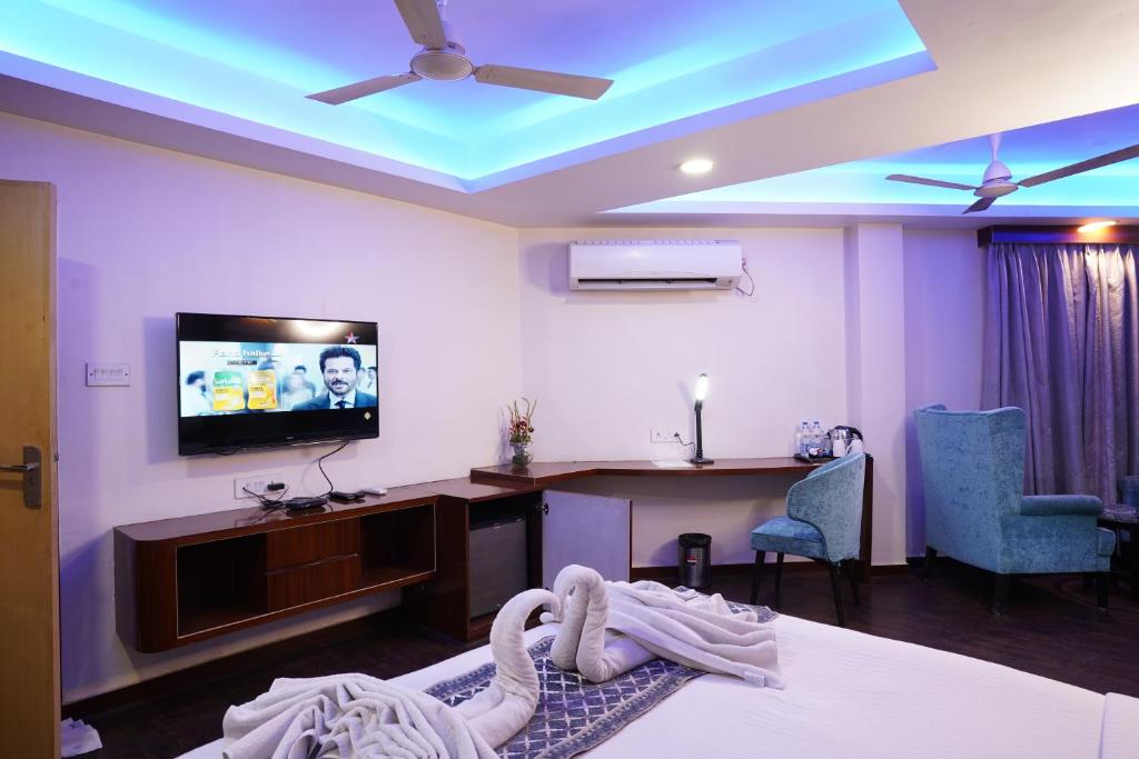 TV a/nebo společenská místnost v ubytování Hotel Emirates