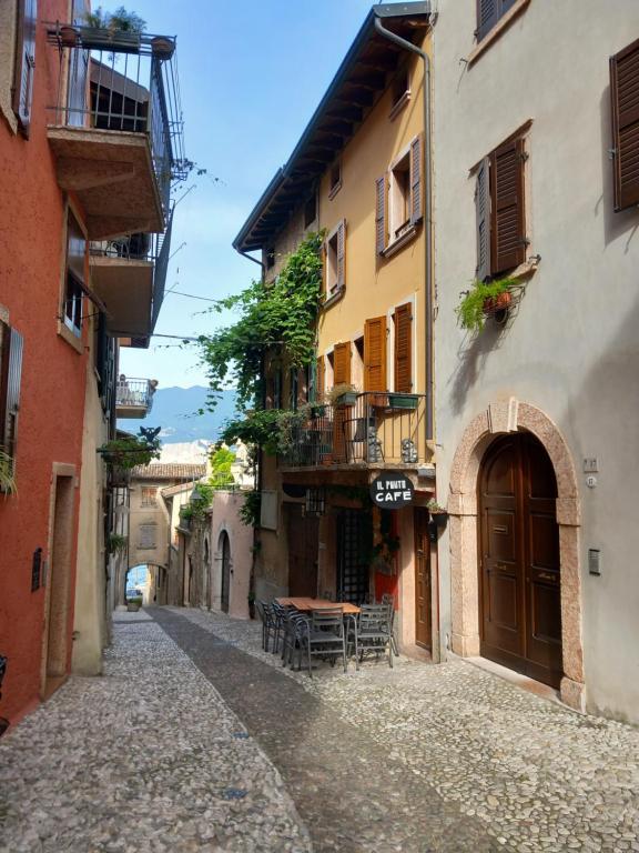 eine Gasse in einer Altstadt mit einem Gebäude in der Unterkunft Malcesine with Charme - Family&friends Superior 2 bedrooms apartment in Malcesine