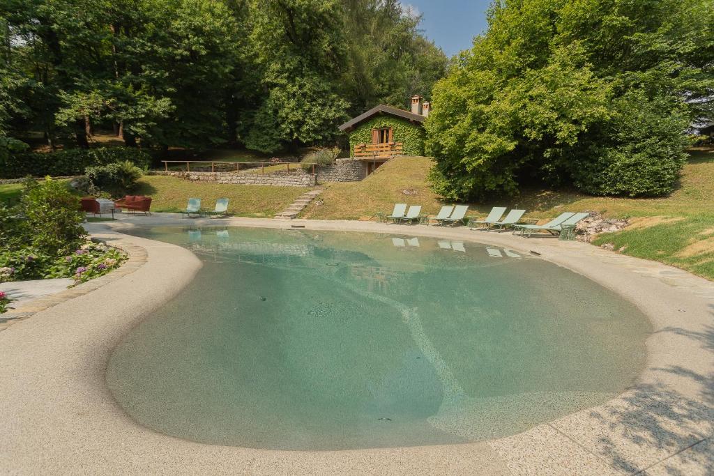 בריכת השחייה שנמצאת ב-Villa Riva Bellagio with Pool by Rent All Como או באזור
