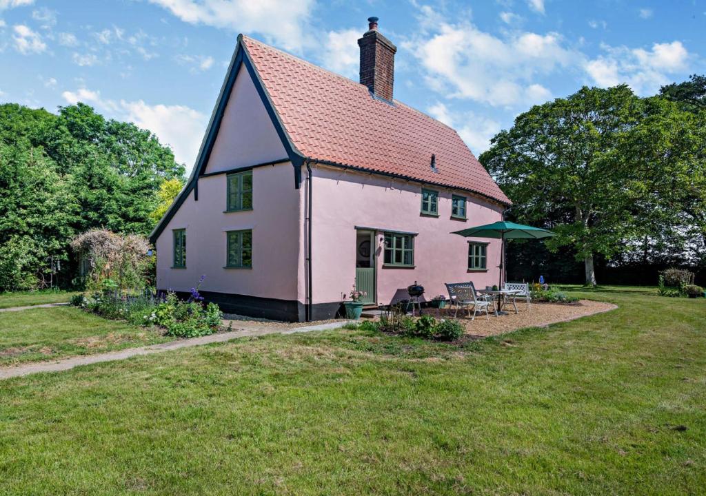 duży biały dom z czerwonym dachem w obiekcie Walnut Cottage - Suffolk w mieście Rumburgh