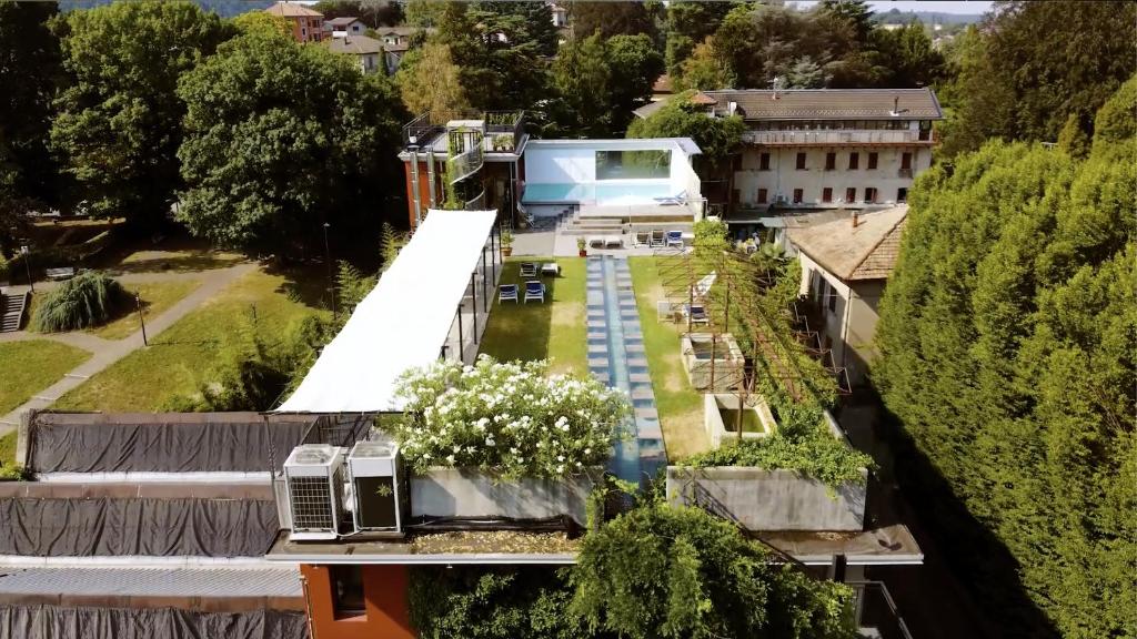 einen Blick über ein Haus mit Garten in der Unterkunft Albergo Ristorante Madonnina in Cantello