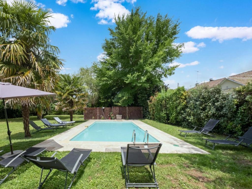 - une piscine dans une cour avec des chaises et un arbre dans l'établissement Villa in Village with Heated Pool, à Prayssac