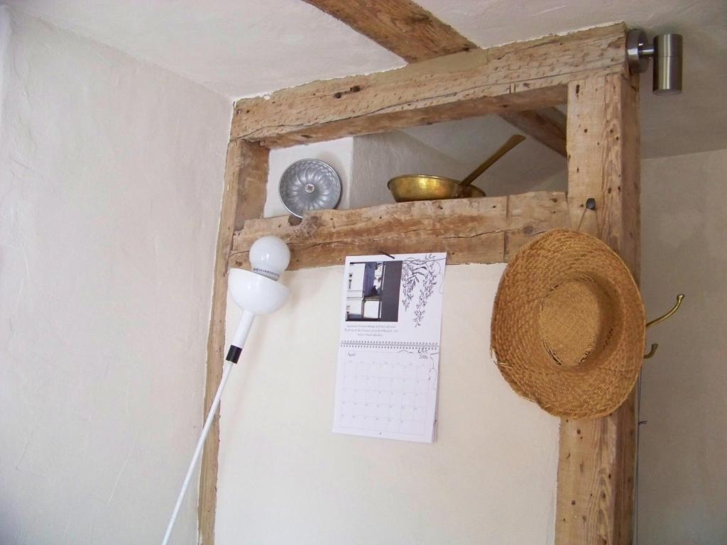 einen Kalender und einen Hut an der Wand in der Unterkunft Gemütliches kleines Studio in Alt Sassnitz in Sassnitz