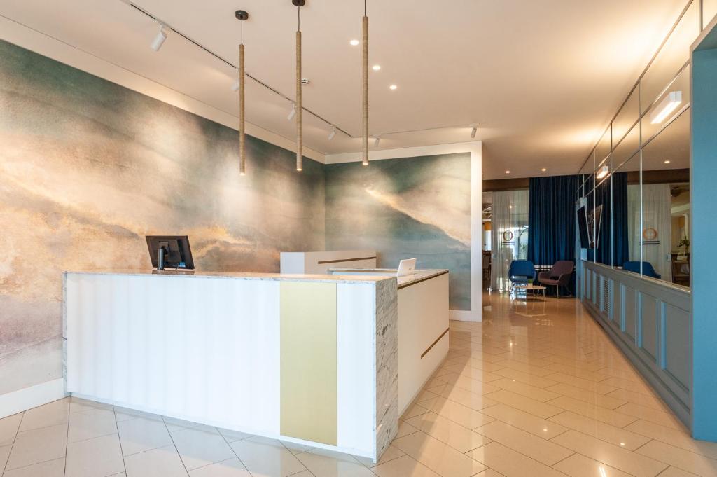 un vestíbulo de oficina con recepción blanca en Loriana Park Hotel Sul Lago, en Bolsena