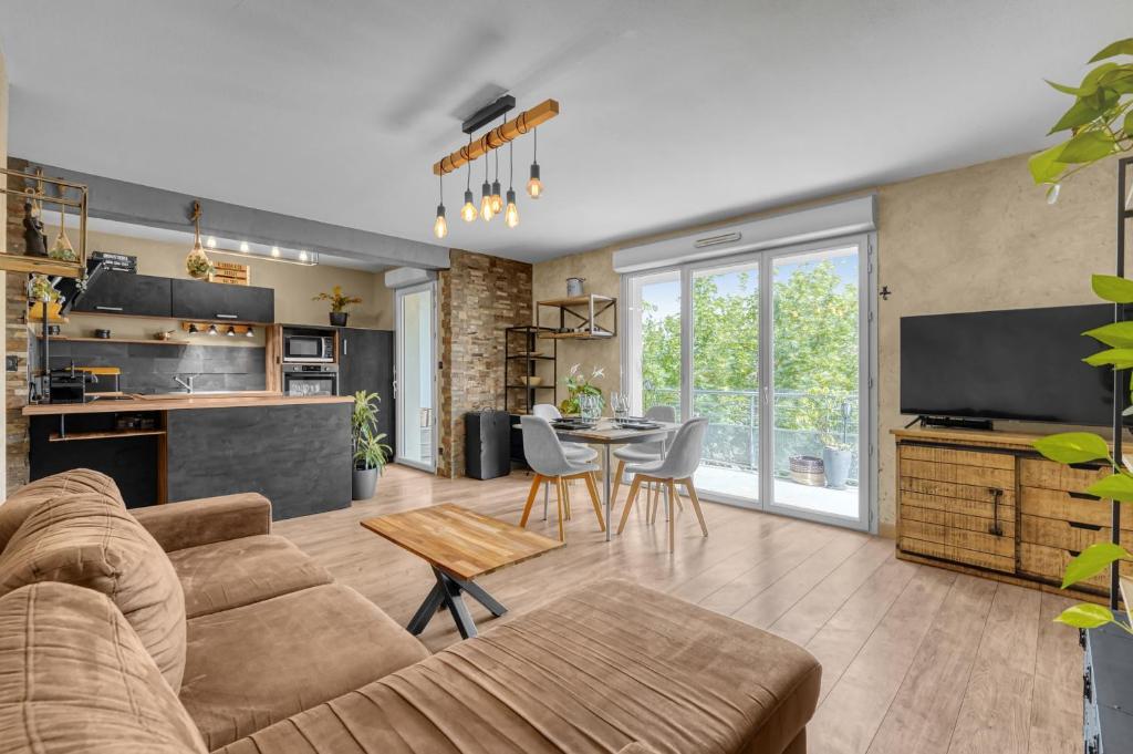 un salon avec un canapé et une table dans l'établissement L'Hippocrate - Charmant appartement avec terrasse, à Toulouse