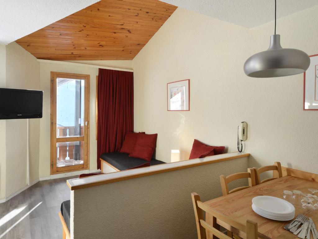 un salon avec une table et une salle à manger dans l'établissement Appartement confortable au pied des pistes avec balcon | 5 pers - FR-1-181-2031, à La Plagne Tarentaise