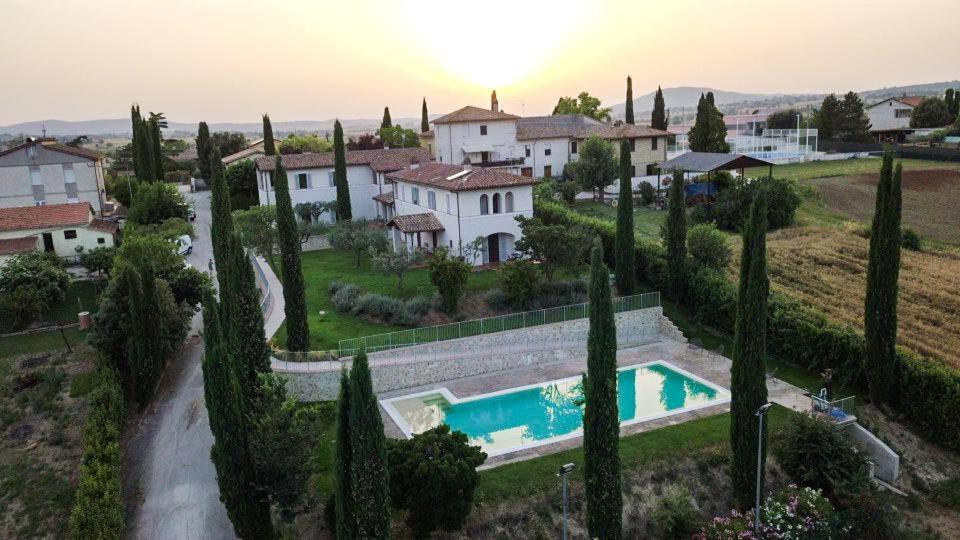 una vista aérea de una casa con piscina en AGRITURISMO LA CORTE DEI CAVALIERI en Montefalco