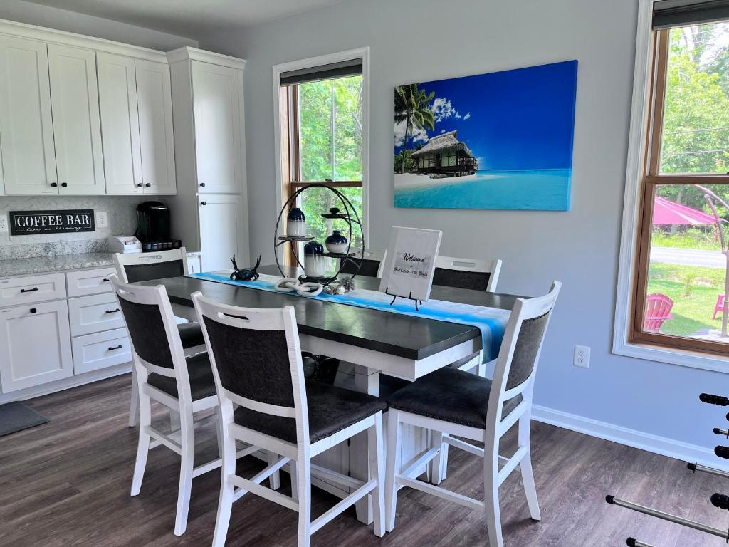 eine Küche mit einem Esstisch und Stühlen in der Unterkunft Bell Estates-Brand New Bay View, Beautiful Cottage in North Beach