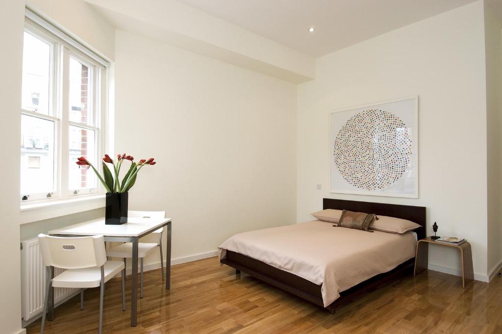 En eller flere senger på et rom på St James House Serviced Apartments by Concept Apartments