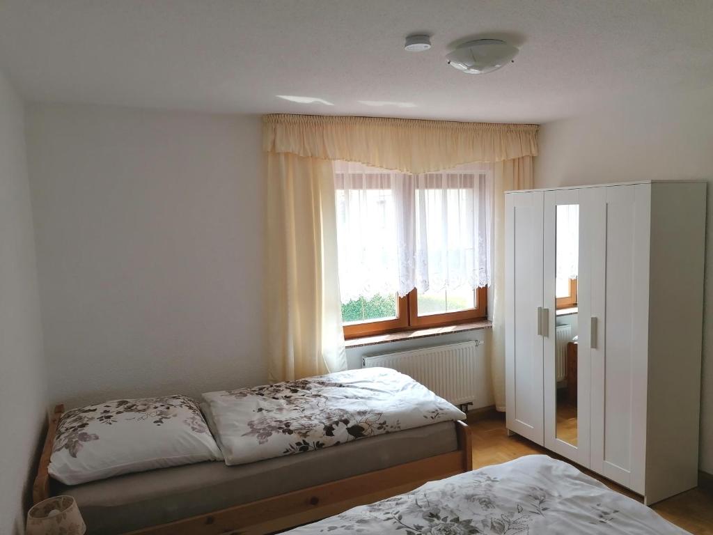 StadtilmにあるFerienhaus Putzkeのベッド2台と窓のある寝室