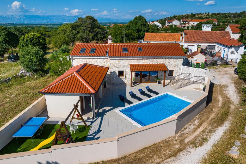 Bazén v ubytovaní Stone villa Miandri alebo v jeho blízkosti
