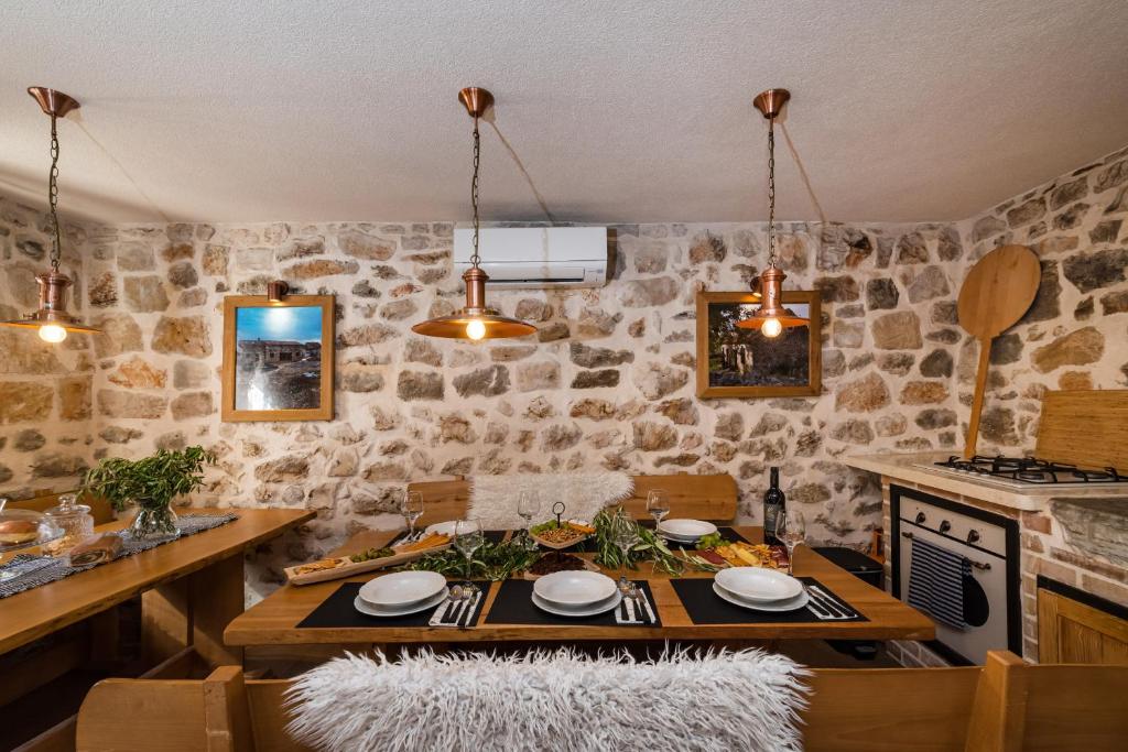 Kuchyňa alebo kuchynka v ubytovaní Stone villa Miandri