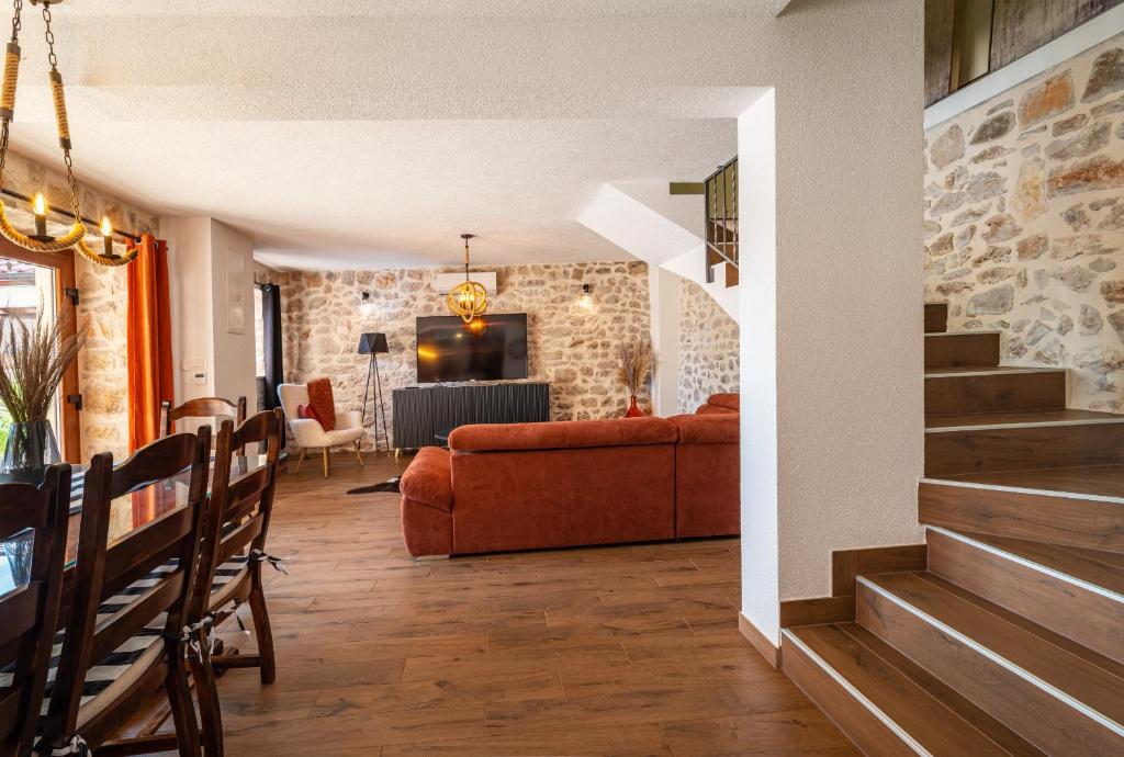 Posedenie v ubytovaní Stone villa Miandri