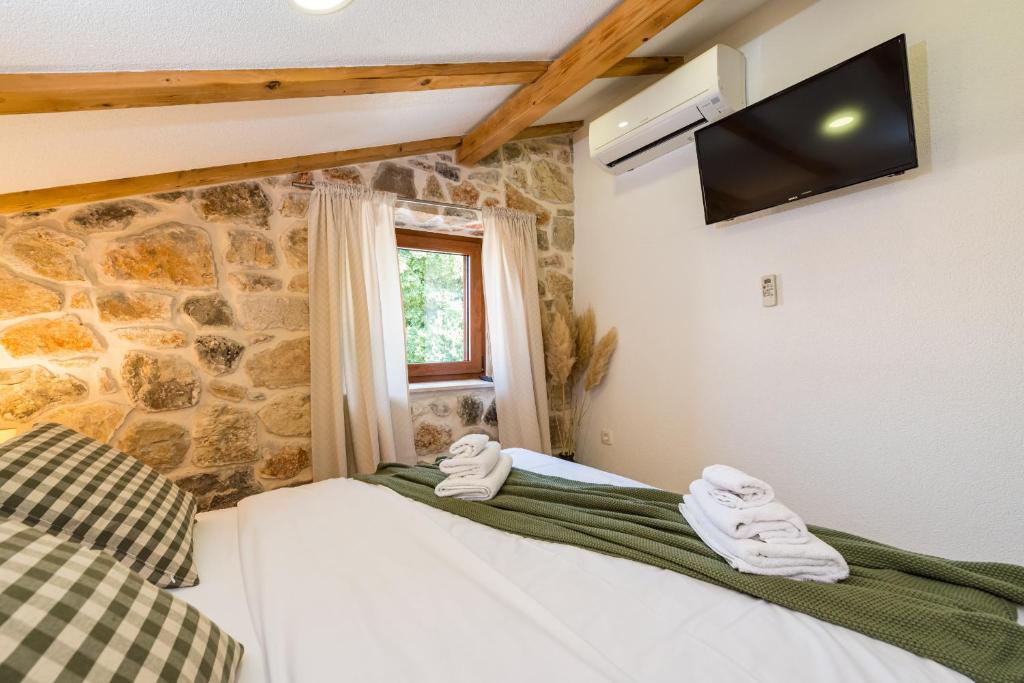 Televízia a/alebo spoločenská miestnosť v ubytovaní Stone villa Miandri
