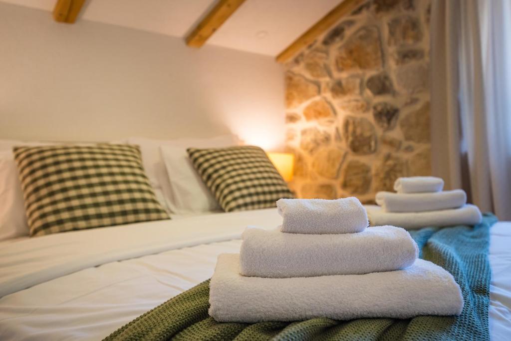 Posteľ alebo postele v izbe v ubytovaní Stone villa Miandri