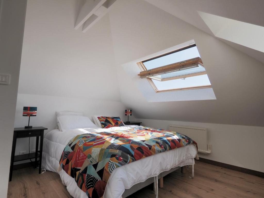 a bedroom with a bed and a skylight at 30 m des Plages - Port du Magouër - 6 invités in Plouhinec